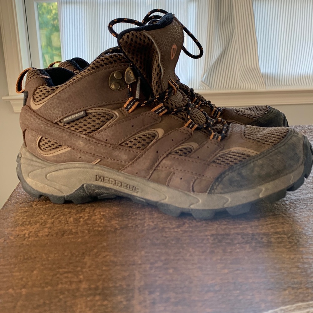 Merrell Moab 2 Mid Waterproof Hiking Boots for Kids, big boys size 5.5 width: M